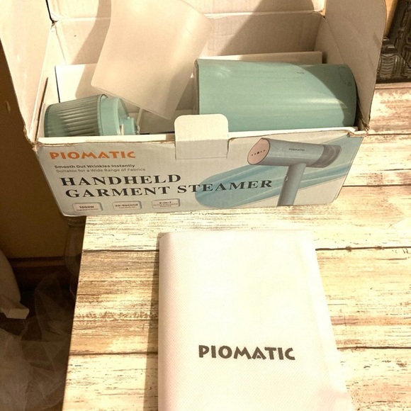 GIFTED. Hand Held Garment Steamer - Picture 5 of 6